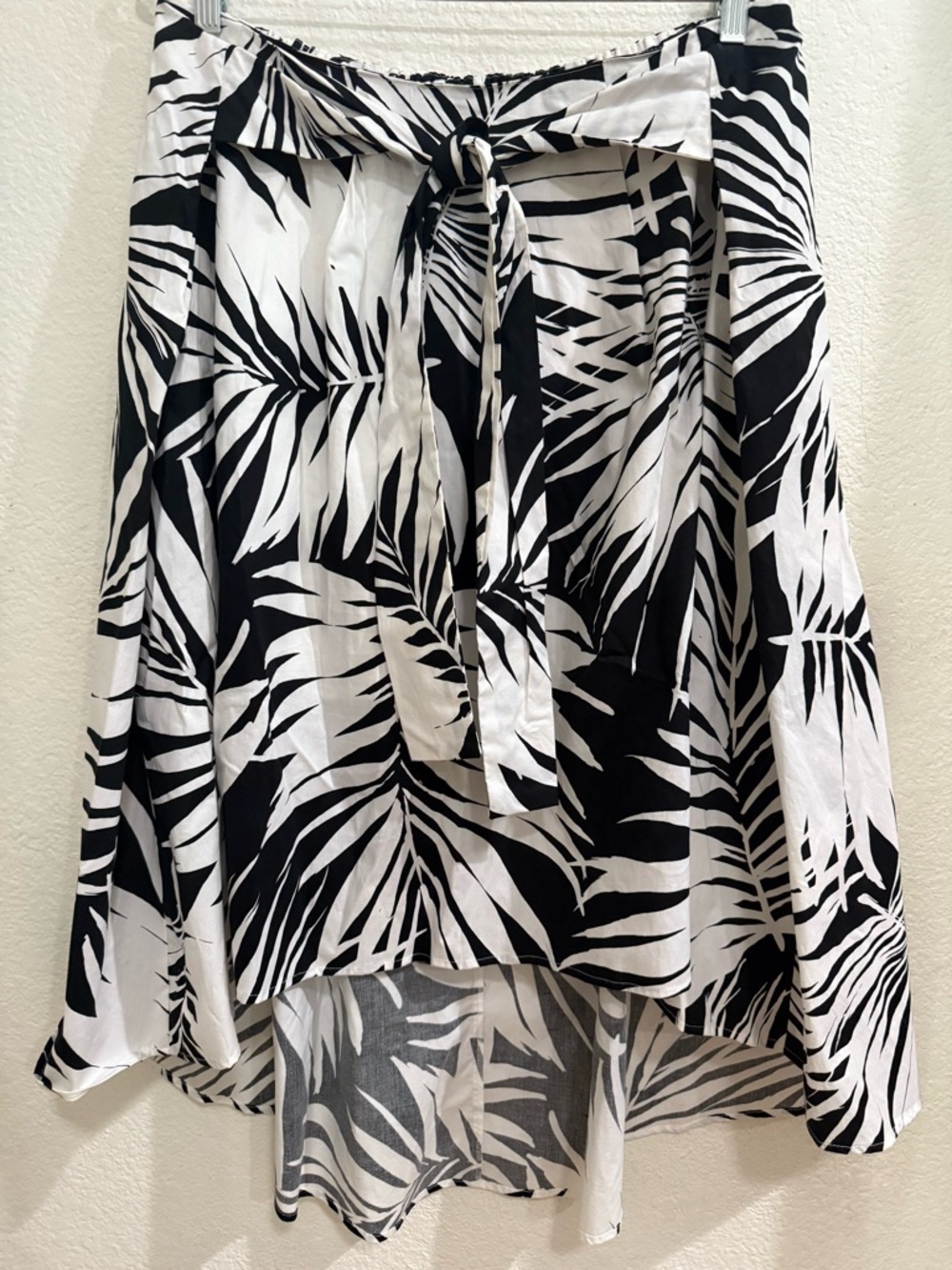 Who What Wear Black & White Hawaiian Leaf Print High-Low Midi Skirt